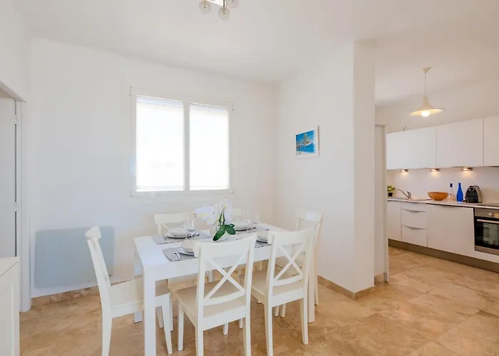 Les Dauphins-1 By Interhome